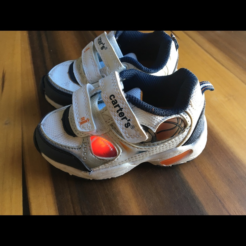 Carter’s toddler sports light up sneakers, size 6.